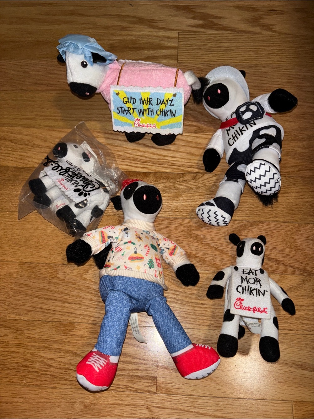 Chick-Fil-A lot of 5 plush cows all cute and in good condition